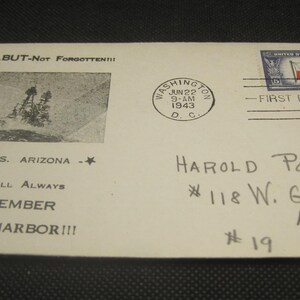 Pode incluir: Envelope vintage com um selo postal dos EUA e um carimbo postal de Washington, D.C., datado de 22 de junho de 1943. O envelope apresenta uma imagem a preto e branco de um navio e o texto "Gone...But-Not Forgotten!!!" e "Pearl Harbor!!!".