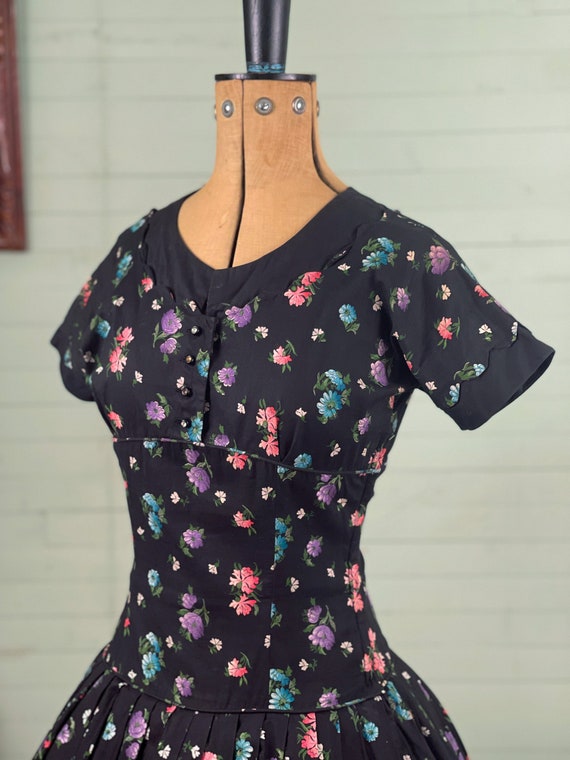1950's Kay Windsor Springtime Floral on Black Cotton Scallop Trim Dress - Etsy 1950's Kay Windsor Springtime Floral on Black Cotton Scallop Trim Dress - Etsy