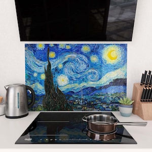 Può includere: Un paraschizzi da cucina con una vibrante riproduzione del dipinto "Notte stellata" di Van Gogh. L'opera d'arte presenta un cielo notturno blu vorticoso con stelle gialle e una luna a mezzaluna. Un bollitore in acciaio inossidabile e una casseruola sono in primo piano.