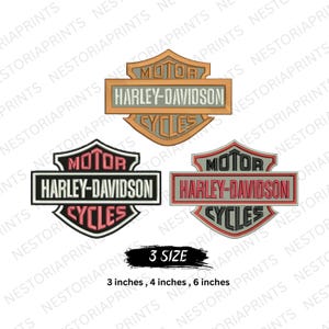 Może przedstawiać: Trzy haftowane naszywki z logo Harley-Davidson w różnych zestawieniach kolorystycznych: pomarańczowo-szarym, czarno-białym oraz szaro-czerwonym. Pod naszywkami znajduje się nadruk 3 SIZE 3 inches, 4 inches, 6 inches.