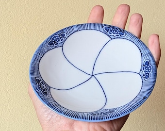 Set of two Japanese style plates