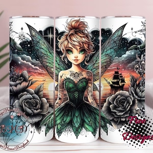 Puede incluir: Un vaso blanco con un diseño de hada, alas verdes y un vestido verde. El fondo incluye una puesta de sol, un barco y rosas negras. El vaso tiene el texto "Boujee Mama Designed" y "Free Designs".