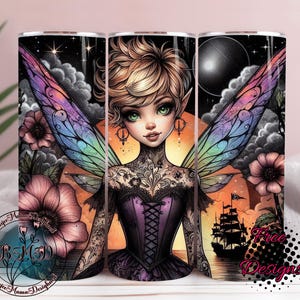 Puede incluir: Un vaso con un diseño de hada de fantasía. El hada tiene ojos verdes, cabello rubio y alas coloridas. El diseño incluye un barco pirata, flores y el texto "Free Designs".