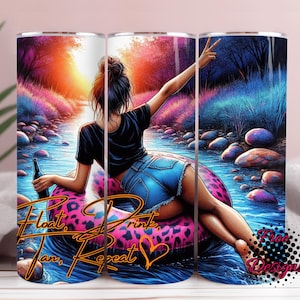 Puede incluir: Vaso con una vibrante ilustración de una persona relajándose en un flotador rosa con estampado de leopardo en un río. El diseño incluye el texto "Float, Drink, Tan, Repeat" en escritura dorada, con un fondo de árboles y agua.