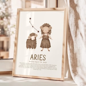 Peut inclure: Une affiche encadrée avec une illustration du signe astrologique du Bélier. L'œuvre représente un bélier de dessin animé et un enfant avec des cornes de bélier, avec le mot "ARIES" en dessous. L'affiche comprend le texte "Amina-April 19, 2021" et une description des enfants Bélier.