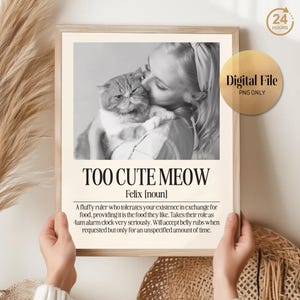 Peut inclure: Une affiche encadrée en noir et blanc avec un chat et une personne. L'affiche contient le texte "TOO CUTE MEOW" et une définition de "Felix". Un cercle doré avec "Digital File PNG ONLY" est à droite.
