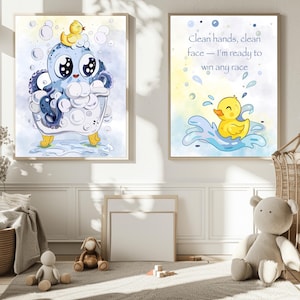 Puede incluir: Dos impresiones en acuarela enmarcadas. Una presenta un pulpo azul en una bañera con burbujas, coronado por un pato amarillo. La otra muestra un pato amarillo en el agua con el texto "Clean hands, clean face — I'm ready to win any race."