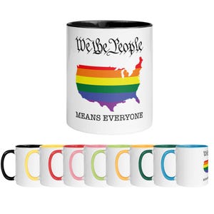 Wir, das Volk bedeutet Jeder Weiß Keramik Tasse mit farbigem Griff und Innenleben - Pride Tasse - Pride Tasse - LGBTQ Tasse - Pride Geschenk
