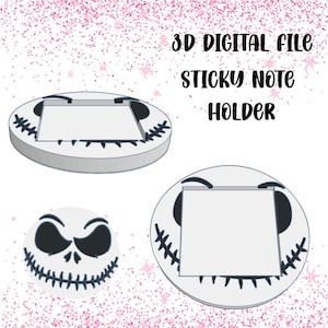 Op de afbeelding: Een 3D digitaal bestand voor een sticky note houder. Het ontwerp heeft een witte, cirkelvormige basis met een Jack Skellington gezicht en een rechthoekige ruimte voor sticky notes. De afbeelding bevat de tekst "3D DIGITAL FILE STICKY NOTE HOLDER."