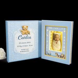 Puede incluir: Marco de fotos azul claro para bebé con un osito de peluche y una foto de un recién nacido. El marco incluye el nombre "Carlos", fecha, hora, peso (3,5 kg) y longitud (51 cm).