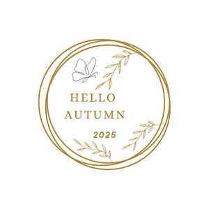 Puede incluir: Un diseño circular con un contorno dorado, con el texto "HELLO AUTUMN 2025". El diseño incluye una delicada mariposa y acentos de hojas, todo sobre un fondo blanco. La estética general es elegante y de temporada.