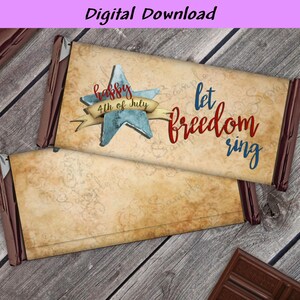 Può includere: Due involucri di barrette di cioccolato con un design vintage. Uno presenta una stella blu, uno striscione con "Happy 4th of July" e le parole "Let Freedom Ring" in rosso e blu. L'altro involucro ha un design simile.