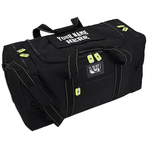 Puede incluir: Bolsa de lona negra con costuras blancas y tiradores de cremallera amarillo neón. La bolsa tiene un asa superior, una correa para el hombro y un bolsillo frontal. El texto "YOUR NAME HERE" está impreso en la parte superior de la bolsa.