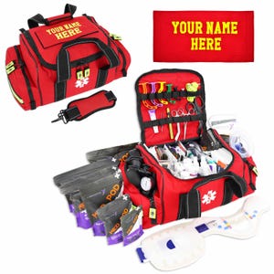 Könnte beinhalten: Eine rote Erste-Hilfe-Tasche mit schwarzen Akzenten, einem Schultergurt und dem Text "YOUR NAME HERE" in Gelb. Die Tasche ist geöffnet und zeigt verschiedene medizinische Artikel, darunter Scheren, Bandagen und Medikamentenbeutel. Ein rotes Banner mit dem Text "YOUR NAME HERE" ist ebenfalls vorhanden.