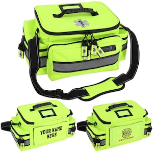 Può includere: Una borsa medica giallo neon con dettagli neri, una striscia riflettente e una tracolla nera. La borsa presenta un simbolo medico e il testo "YOUR NAME HERE" su una delle borse più piccole. La borsa ha più scomparti e cerniere.