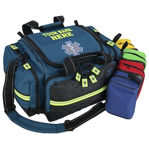 Könnte beinhalten: Eine tealfarbene medizinische Tasche mit schwarzen Akzenten, einem reflektierenden gelben Streifen und dem Text "YOUR NAME HERE". Sie verfügt über ein Lebensstern-Emblem und mehrere Reißverschlussfächer. Enthält mehrere farbige Beutel.