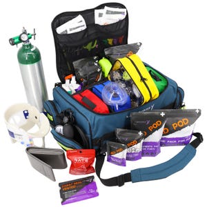 Puede incluir: Una bolsa médica de color verde azulado con múltiples compartimentos, llena de suministros médicos. Incluye un tanque de oxígeno, un collarín cervical y varias bolsas etiquetadas como "POD" y "RATS". También se ve una correa negra y una cartera gris.