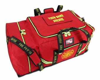 Könnte beinhalten: Eine rote Reisetasche mit schwarzen Akzenten und dem Text "FIRE FIGHTER" auf den Trägern. Die Tasche hat einen gelben Reißverschluss und Zierleisten, mit dem Text "YOUR NAME HERE" oben. Ein Feuerwehr-Emblem ist sichtbar.