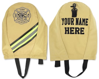 Könnte beinhalten: Beige Feuerwehrhelmabdeckung mit schwarzen Akzenten. Mit einem reflektierenden Streifen und dem Text "FIRE FIGHTER" mit einem Malteserkreuz-Emblem. Auf der Rückseite steht "YOUR NAME HERE" in fetten schwarzen Buchstaben.