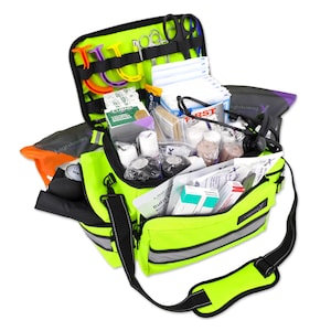 Könnte beinhalten: Neongrüne Erste-Hilfe-Tasche mit schwarzem Schultergurt. Die Tasche ist geöffnet und zeigt verschiedene medizinische Artikel, darunter Bandagen, Gaze und Scheren. Die Tasche hat reflektierende Streifen und das Wort "Lightning" an der Seite.