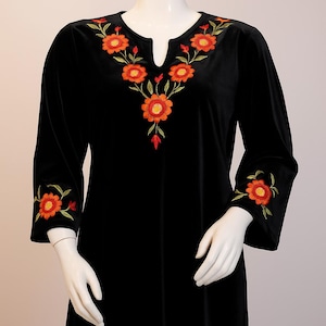 Handgenähtes Damenkleid mit traditioneller Stickerei Modern & Ethno-Stil