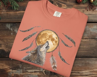 Camiseta com Lobo Uivando, Apanhador de Sonhos e Lua, Estampa de Céu Noturno Fantástico com Penas e Estrelas, Arte Espiritual de Lobo, Presente Boho Tribal para Amantes da Natureza