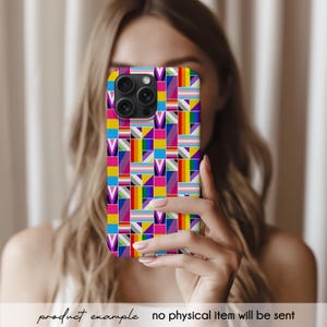 Puede incluir: Una funda de tel&eacute;fono colorida con un patr&oacute;n geom&eacute;trico que presenta rayas de arco&iacute;ris, tri&aacute;ngulos y la bandera del orgullo transg&eacute;nero. La funda tiene un recorte para m&uacute;ltiples lentes de c&aacute;mara. El texto en la parte inferior dice "product example no physical item will be sent."