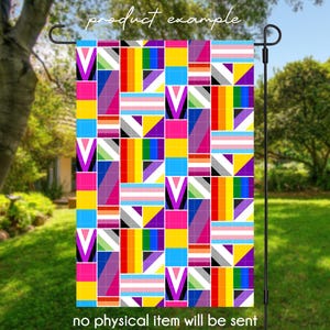 Puede incluir: Una bandera de jard&iacute;n rectangular con un dise&ntilde;o geom&eacute;trico colorido que presenta varias banderas del orgullo LGBTQ+. La bandera se muestra en un soporte de metal negro en un entorno exterior cubierto de hierba. El texto "product example" y "no physical item will be sent" es visible.