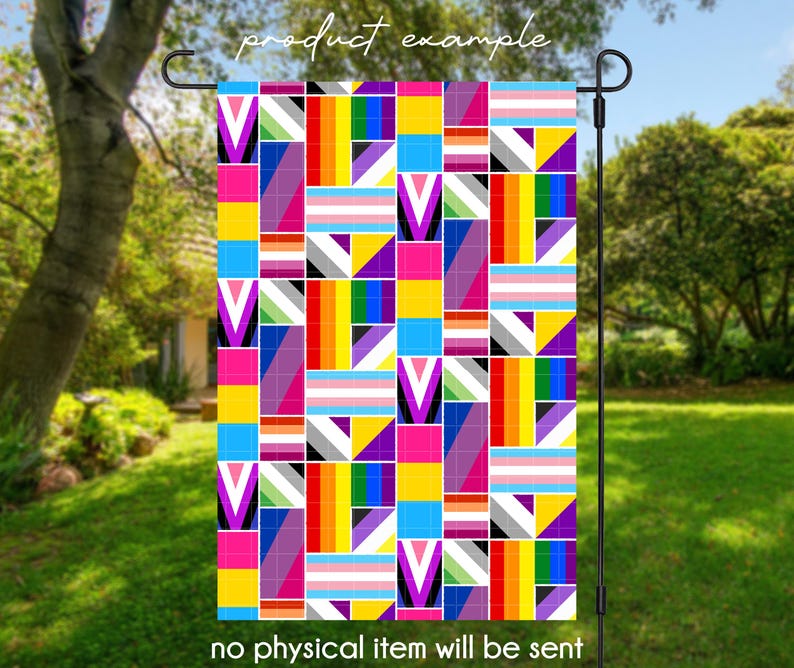 Puede incluir: Una bandera de jard&iacute;n rectangular con un dise&ntilde;o geom&eacute;trico colorido que presenta varias banderas del orgullo LGBTQ+. La bandera se muestra en un soporte de metal negro en un entorno exterior cubierto de hierba. El texto "product example" y "no physical item will be sent" es visible.