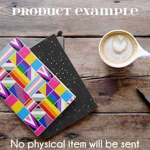 Puede incluir: Dos cuadernos, uno con un patr&oacute;n geom&eacute;trico colorido y el otro negro con puntos blancos en forma de estrella, est&aacute;n sobre una superficie de madera. Una taza de caf&eacute; con arte latte y un bol&iacute;grafo tambi&eacute;n est&aacute;n sobre la mesa. El texto "PRODUCT example" y "No physical item will be sent" son visibles.