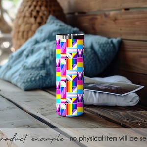 Puede incluir: Un vaso de acero inoxidable con un colorido dise&ntilde;o geom&eacute;trico que presenta rayas de arco&iacute;ris y s&iacute;mbolos de la bandera del orgullo transg&eacute;nero. El vaso cil&iacute;ndrico est&aacute; sobre una superficie de madera. El texto en la parte inferior dice "product example no physical item will be sent."