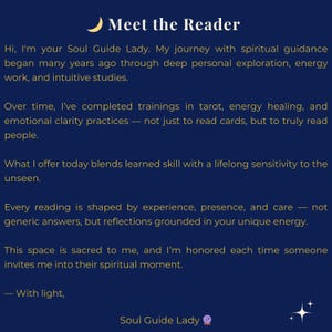 Peut inclure: Graphique bleu marine avec le texte "Meet the Reader" et une illustration de croissant de lune. Le texte d&eacute;crit la guidance spirituelle, le tarot, la gu&eacute;rison &eacute;nerg&eacute;tique et les pratiques de clart&eacute; &eacute;motionnelle. L'auteur est la "Soul Guide Lady".