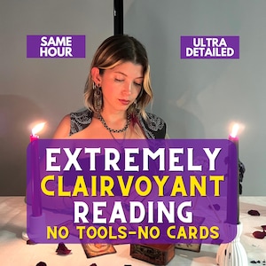 Puede incluir: Imagen que promociona una lectura extremadamente clarividente, con texto que dice "Same Hour" y "Ultra Detailed". La imagen presenta a una mujer, velas y una mesa con cartas y una pequeña caja.