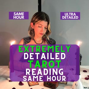 Puede incluir: Una persona está sentada en una mesa con velas, una carta del tarot y una pequeña caja. La imagen tiene texto que dice "EXTREMELY DETAILED TAROT READING SAME HOUR" y "ULTRA DETAILED". El fondo es gris neutro.