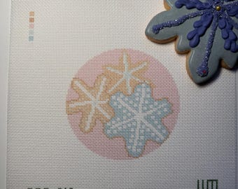Tela de bordado em ponto cruz com tema de biscoito de açúcar e floco de neve – 10 cm de diâmetro, 18 pontos por polegada, pintada à mão. Enfeite de Natal de inverno.