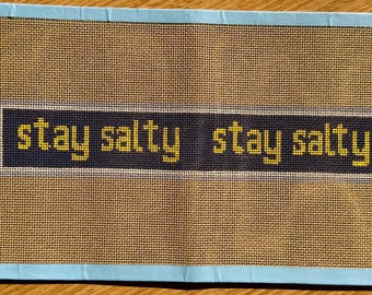 Tela de bordado para arrecadação de fundos Stay Salty | Chaveiro com design de malha de 18 polegadas para apoiar o auxílio alimentar e de refugiados.