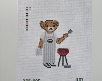 Tela de bordado Tailgate Bear – Pintada à mão, 18 pontos por polegada, cores personalizáveis