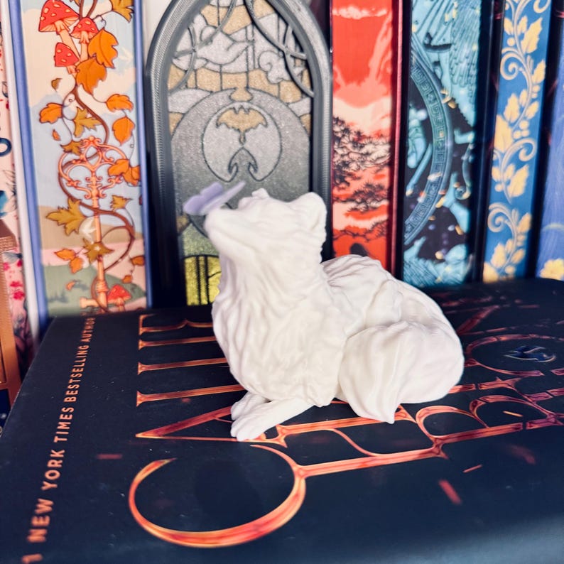 Może przedstawiać: Rustykalny drewniany znak z napisem "Welcome to our home" w białych literach. Znak ma postarzaną powierzchnię i prosty, zachęcający design, idealny do dekoracji wejścia.