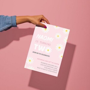 Convite de aniversário editável com tema de margarida | Convite de 2º aniversário floral rosa A6 para meninas – Cartão de festa de dois anos personalizável