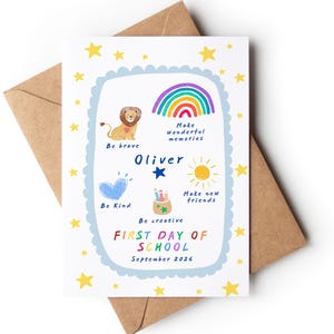 Puede incluir: Una tarjeta de felicitación blanca con un borde festoneado azul claro y estrellas amarillas. Incluye ilustraciones de un león, arcoíris, corazón, sol y portalápices con el texto: Oliver, Be brave, Make wonderful memories, Be Kind, Make new friends, Be creative, FIRST DAY OF SCHOOL, September 2026.