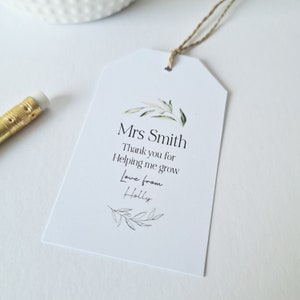 Étiquette-cadeau Merci pour enseignant, Médaille personnalisée Helping Me Grow, Cadeaux pour enseignant, Branche d'olivier - Grande taille 5 x 8,5 cm