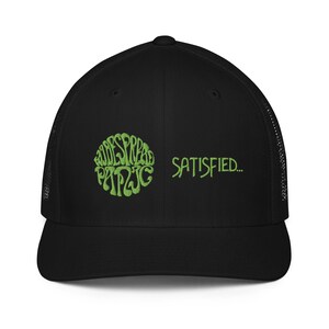 Peut inclure: Casquette de baseball noire avec une visière incurvée et un dos en filet. Le devant présente un texte vert dans un design circulaire qui se lit "WIDESPREAD PANIC" et le mot "SATISFIED..." en vert.