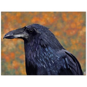 Puede incluir: Pintura detallada de un cuervo de perfil, mostrando sus plumas oscuras e iridiscentes. El pico y el ojo del ave están enfocados contra un fondo borroso de tonos naranja y marrón, creando un contraste llamativo.