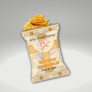 Puede incluir: Una bolsa de patatas fritas onduladas con un diseño personalizado para la Primera Comunión. La bolsa es beige con una cruz, flores y el texto "Ashley Elisabeth Williams, Primera Comunión, 27 de junio de 2025."