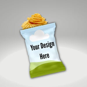 Pode incluir: Um saco de batatas fritas azul claro com um desenho de nuvem branca e o texto "Your Design Here" em preto. O saco está cheio de batatas fritas douradas e onduladas. A parte inferior do saco é verde.