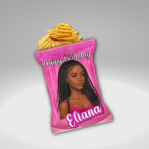 Op de afbeelding: Een roze zak chips met de tekst "Happy Birthday" en de naam "Eliana". De zak toont een illustratie van een vrouw met lange zwarte vlechten en een roze top. De zak is gevuld met gouden chips.