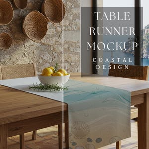 Puede incluir: Una mesa de madera con un camino de mesa de diseño costero. El camino de mesa presenta un patrón de olas y conchas marinas en tonos azules y beige. Un cuenco con limones y ramitas de romero está sobre la mesa.