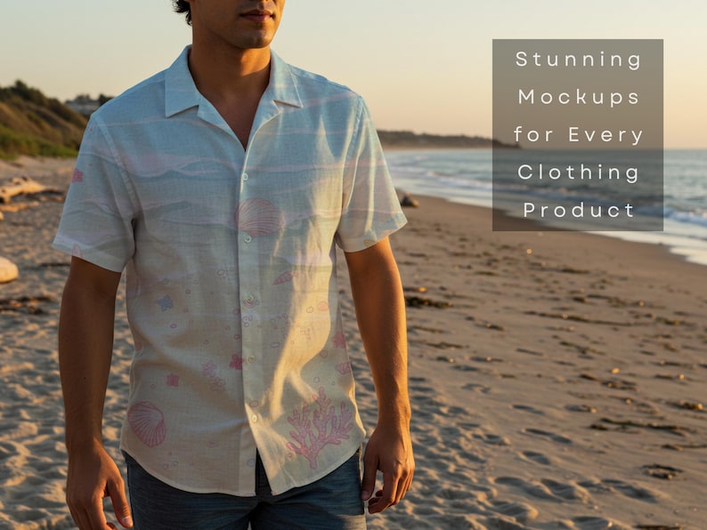 Pu&ograve; includere: Una camicia a maniche corte di colore chiaro con un motivo a tema spiaggia, con conchiglie e coralli rosa. La camicia &egrave; indossata da una persona su una spiaggia sabbiosa. Il testo dice "Stunning Mockups for Every Clothing Product."