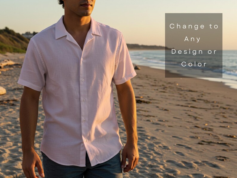 Pu&ograve; includere: Una camicia rosa chiaro a maniche corte con colletto a campana. La camicia &egrave; abbottonata e il testo "Change to Any Design or Color" &egrave; in una casella sullo sfondo. La persona &egrave; in piedi su una spiaggia sabbiosa con l'oceano sullo sfondo.