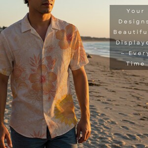 Pu&ograve; includere: Camicia a maniche corte con motivo floreale nei toni dell'arancione e del giallo. La camicia &egrave; indossata su una spiaggia. Il testo a destra dice: "I tuoi design, splendidamente esposti - Ogni volta".